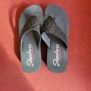 Skechers Yoga Foam flip flops